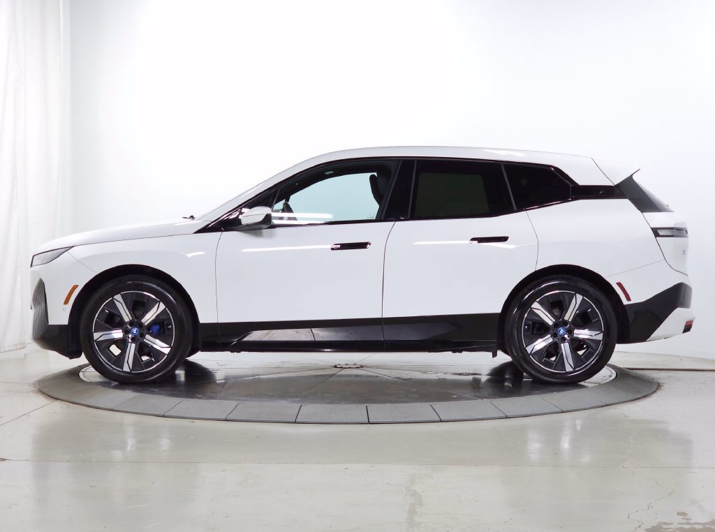 Used 2024 BMW iX xDrive50 w/ Sport Package AWD/4WD image 4