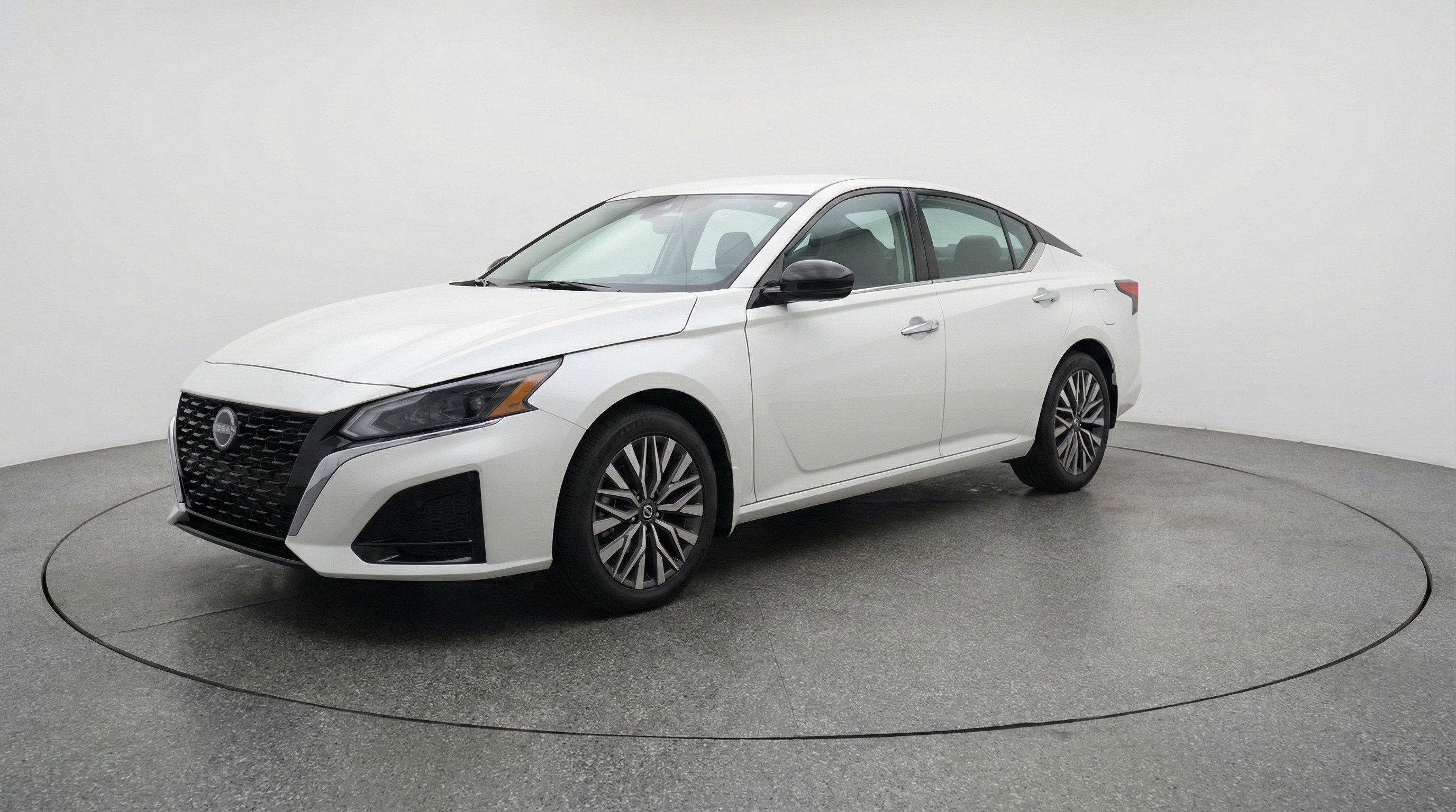 Used 2025 Nissan Altima 2.5 SV FWD image 3