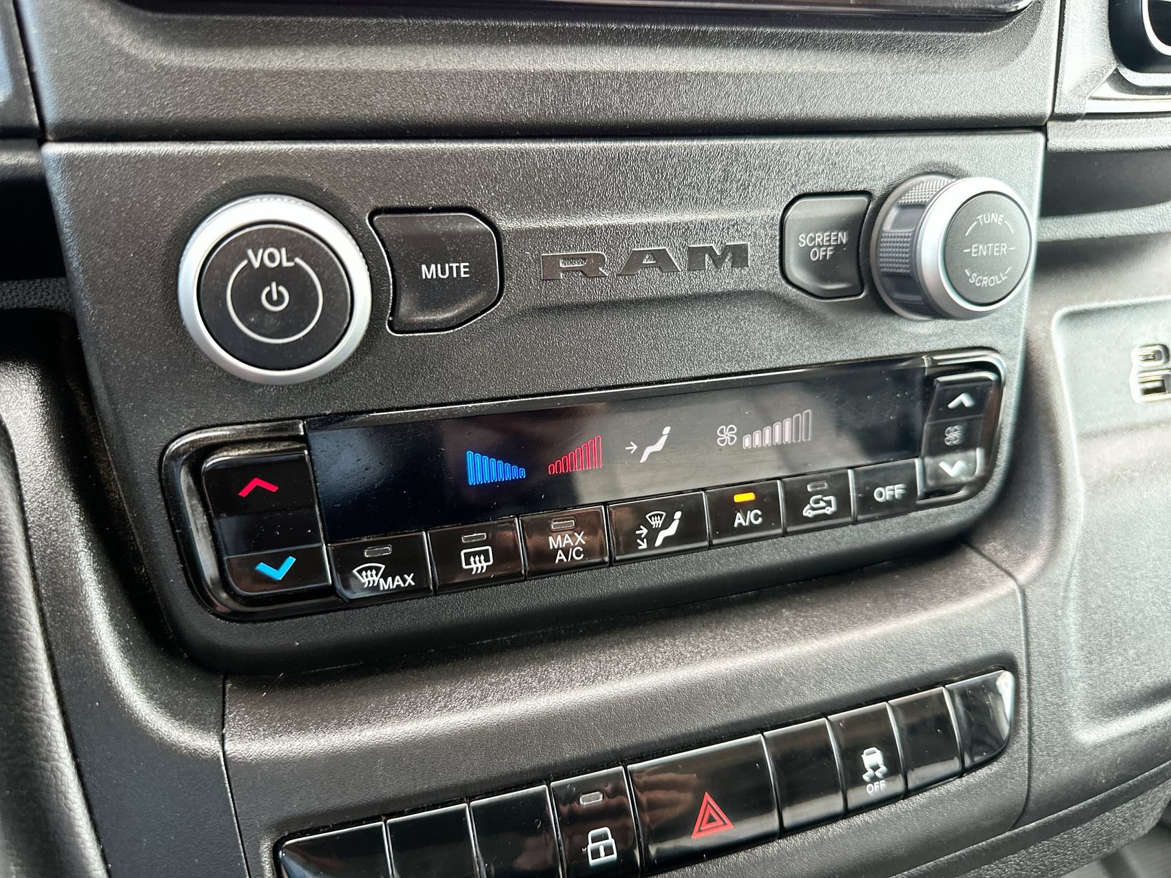 Used 2025 RAM ProMaster 2500 w/ Convenience Group FWD image 17