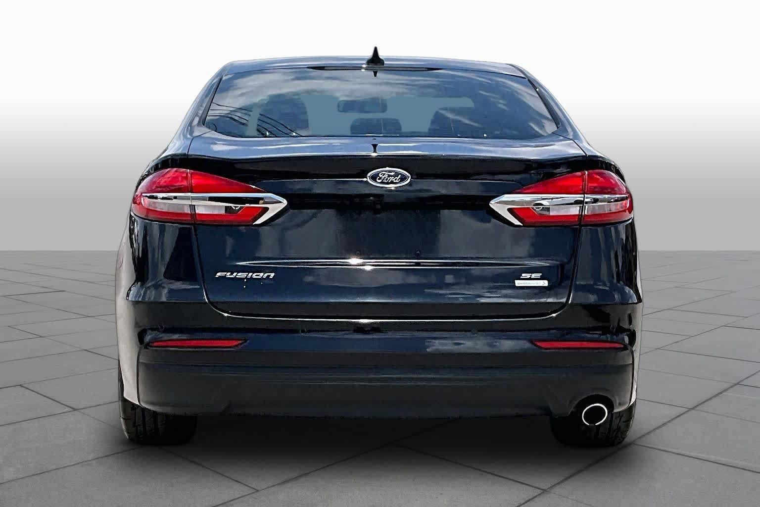 Used 2020 Ford Fusion SE FWD image 5