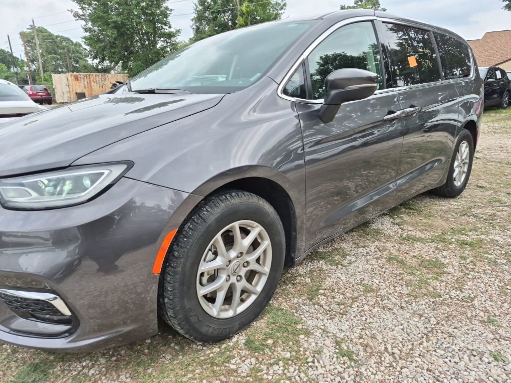 Used 2023 Chrysler Pacifica Touring-L FWD image 1