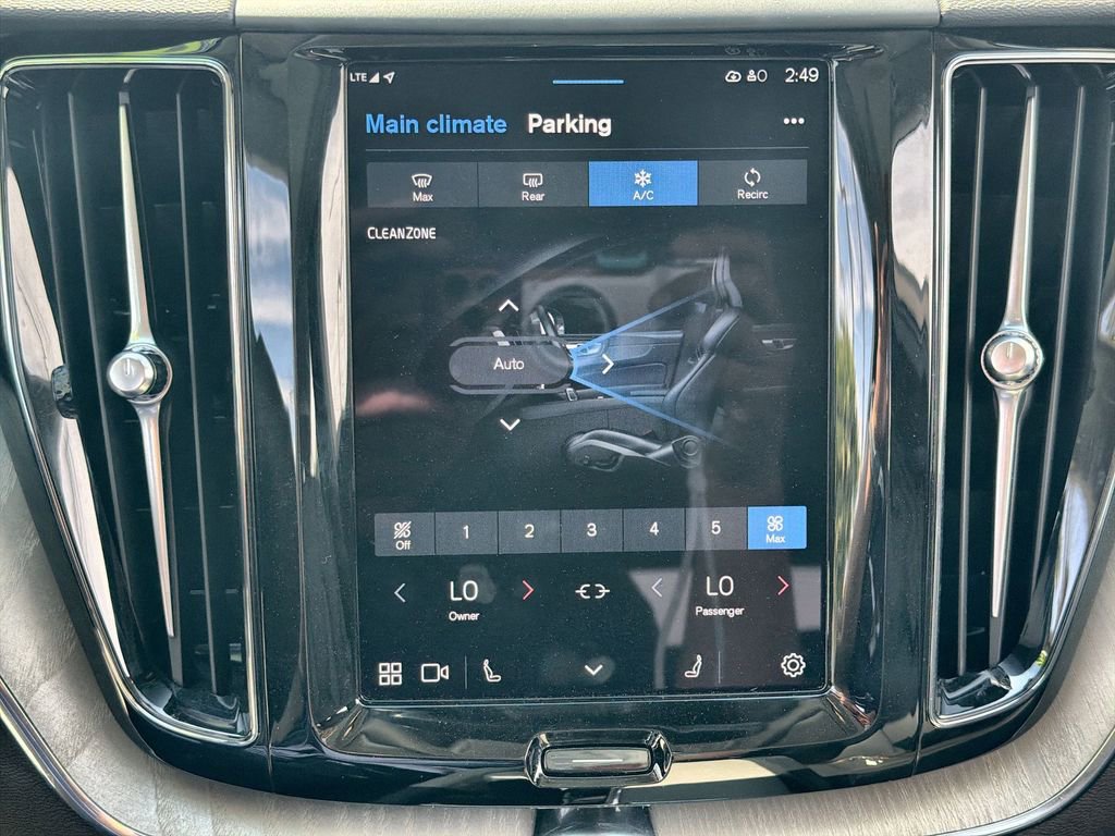 Used 2025 Volvo XC60 B5 Plus image 17