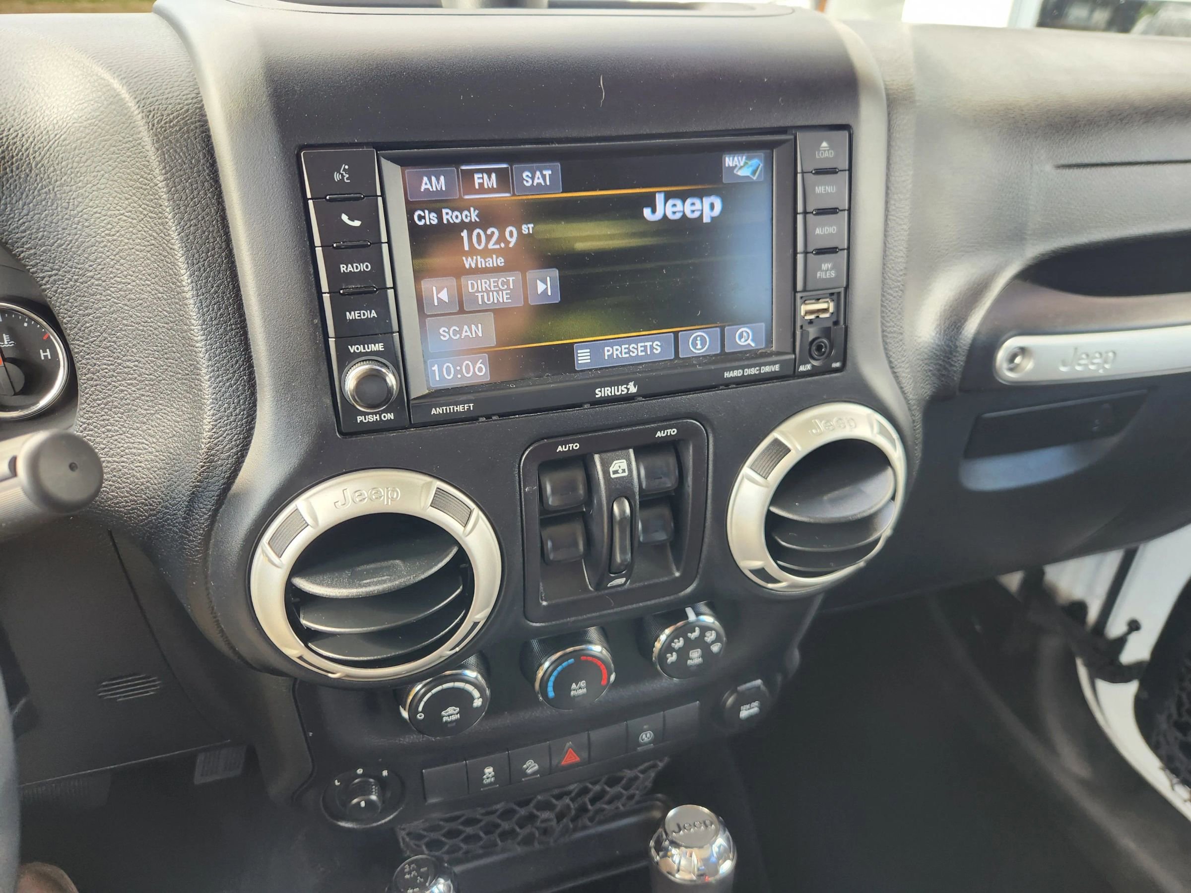 Used 2018 Jeep Wrangler Unlimited Sahara image 27