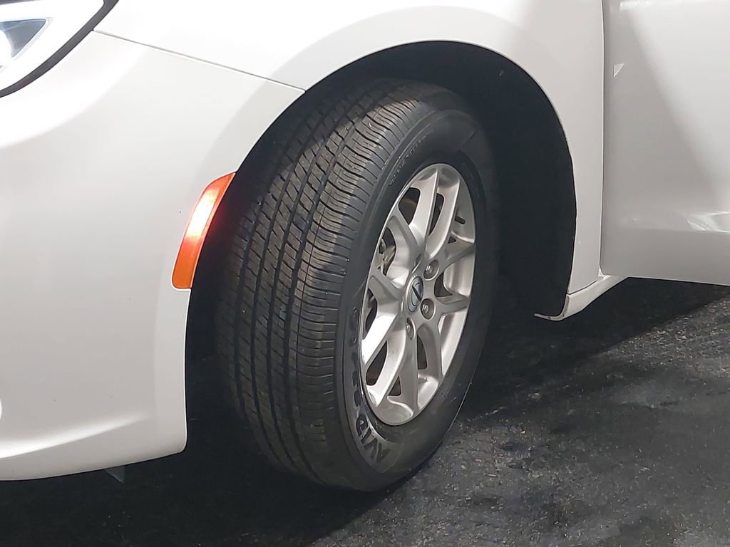 Used 2024 Chrysler Pacifica Touring-L image 57