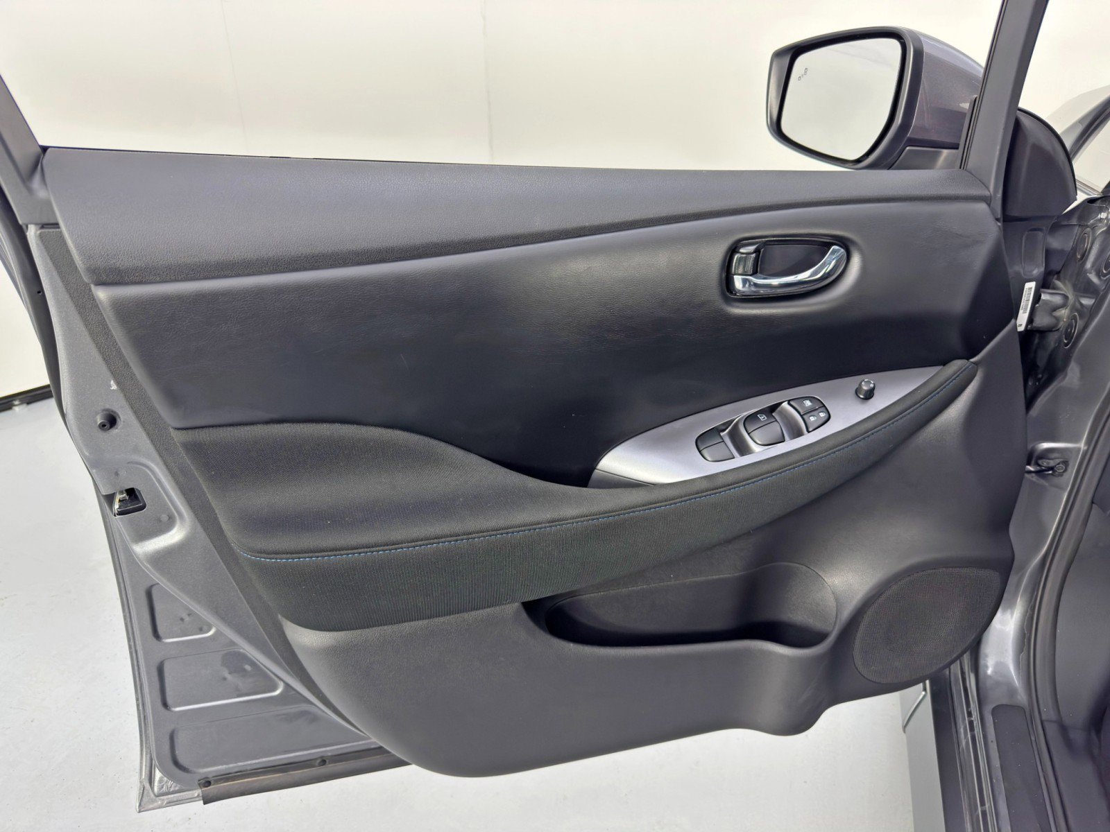 Used 2025 Nissan Leaf S image 34