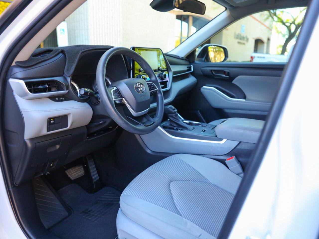 Used 2022 Toyota Highlander L image 11