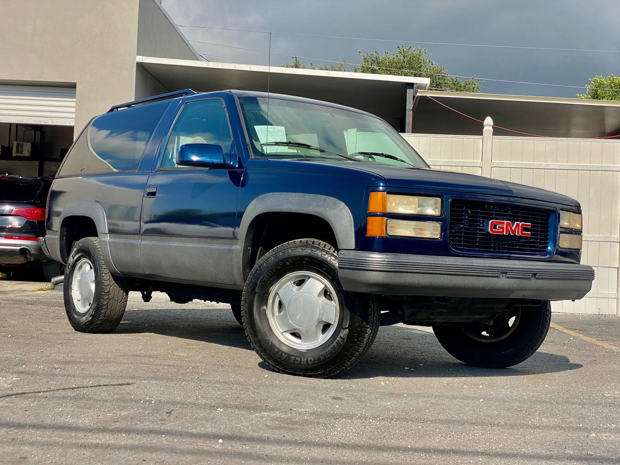Used 1995 GMC Yukon 4WD 2-Door image 2