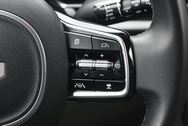 Used 2025 Kia Carnival FWD image 17