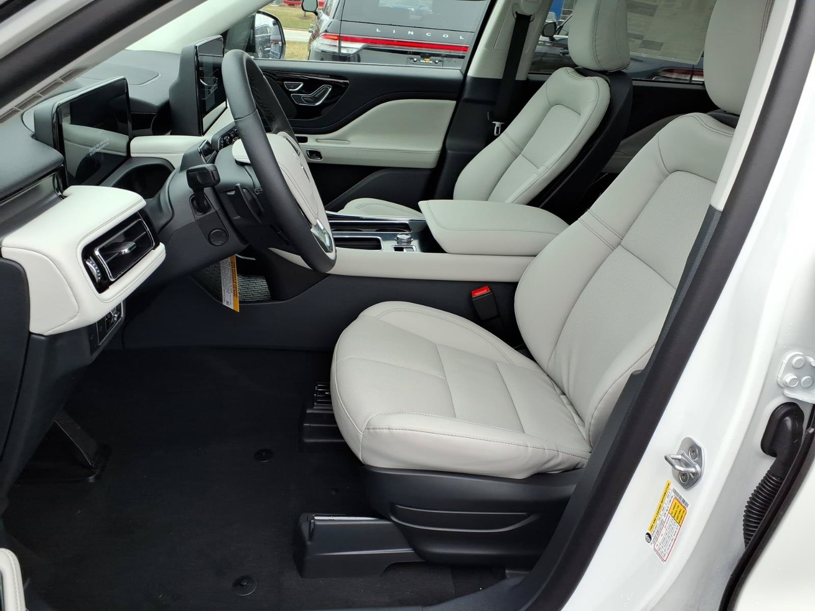 New 2026 Lincoln Aviator AWD w/ Jet Appearance Package image 4