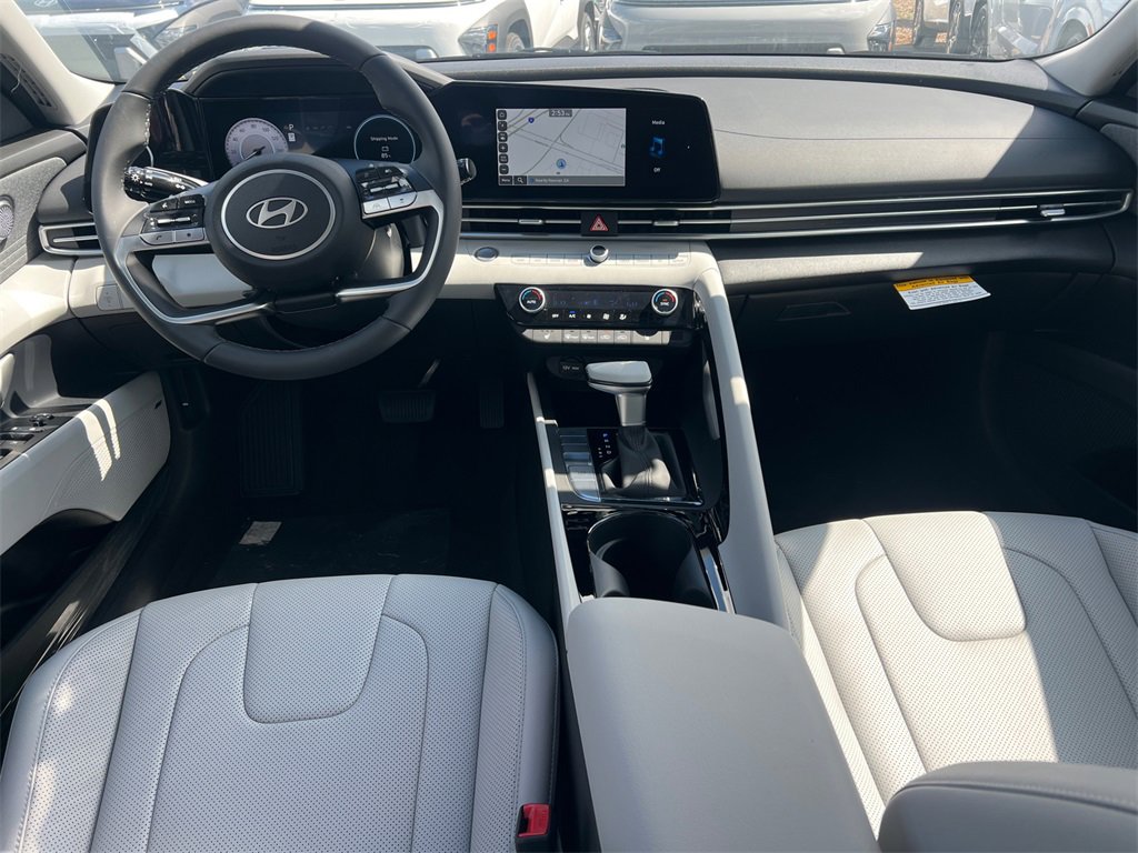 Used 2025 Hyundai Elantra Limited image 22