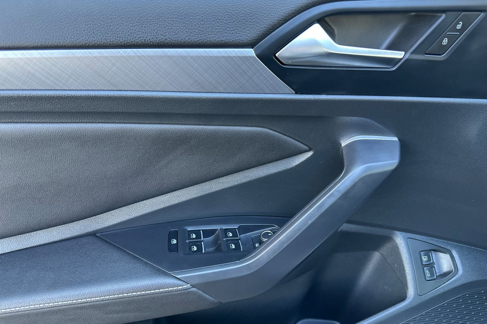 Used 2024 Volkswagen Jetta SE image 11