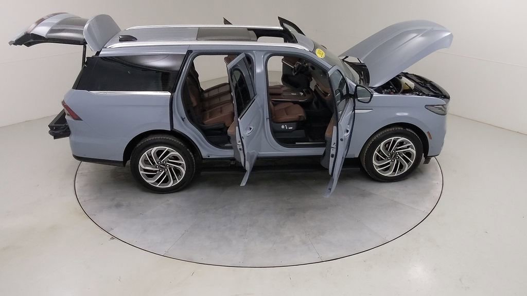 Used 2025 Lincoln Navigator Reserve image 53