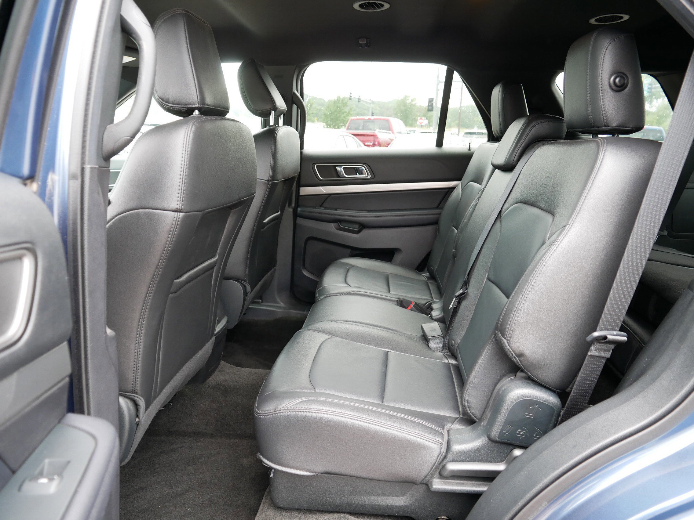 Used 2018 Ford Explorer XLT w/ Equipment Group 202A AWD/4WD image 15