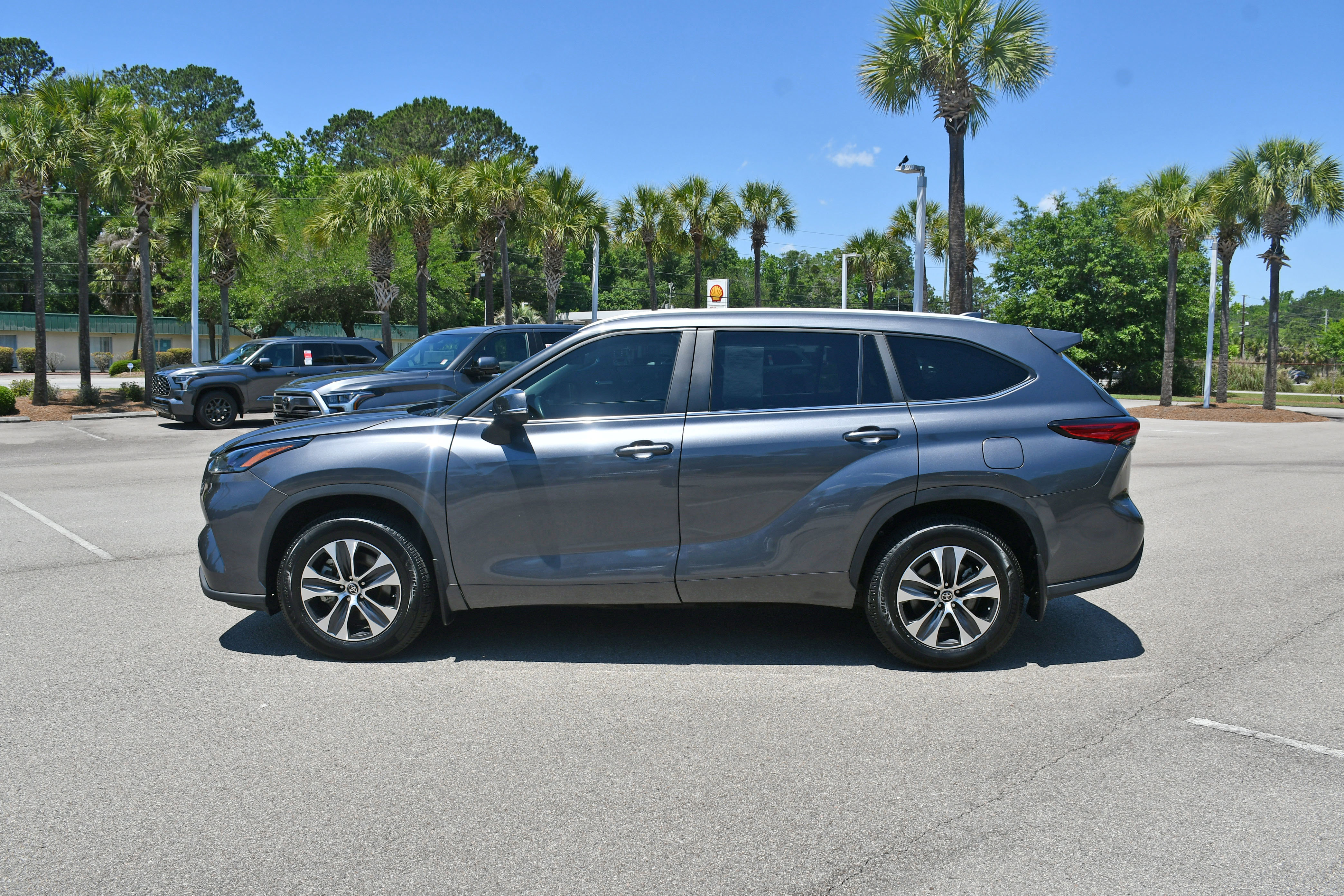 Used 2023 Toyota Highlander XLE AWD/4WD image 5