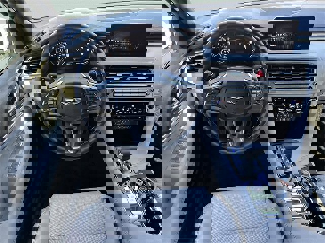 Used 2025 Genesis G70 2.5T image 3