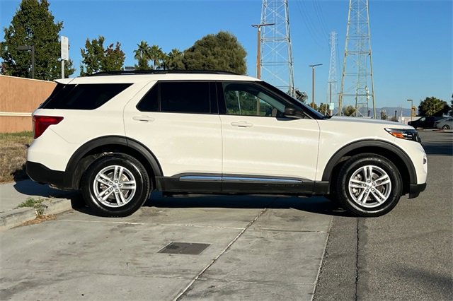 Used 2022 Ford Explorer XLT w/ Equipment Group 202A image 3