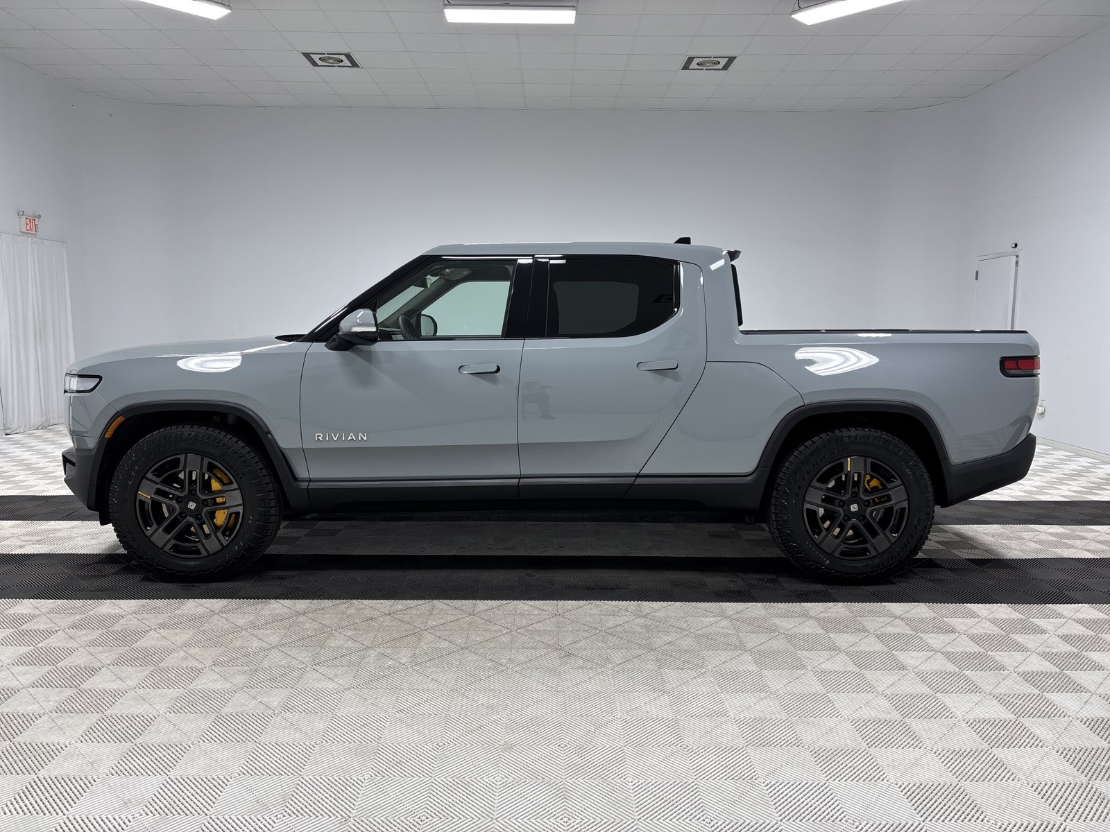 Used 2024 Rivian R1T Adventure AWD/4WD image 2