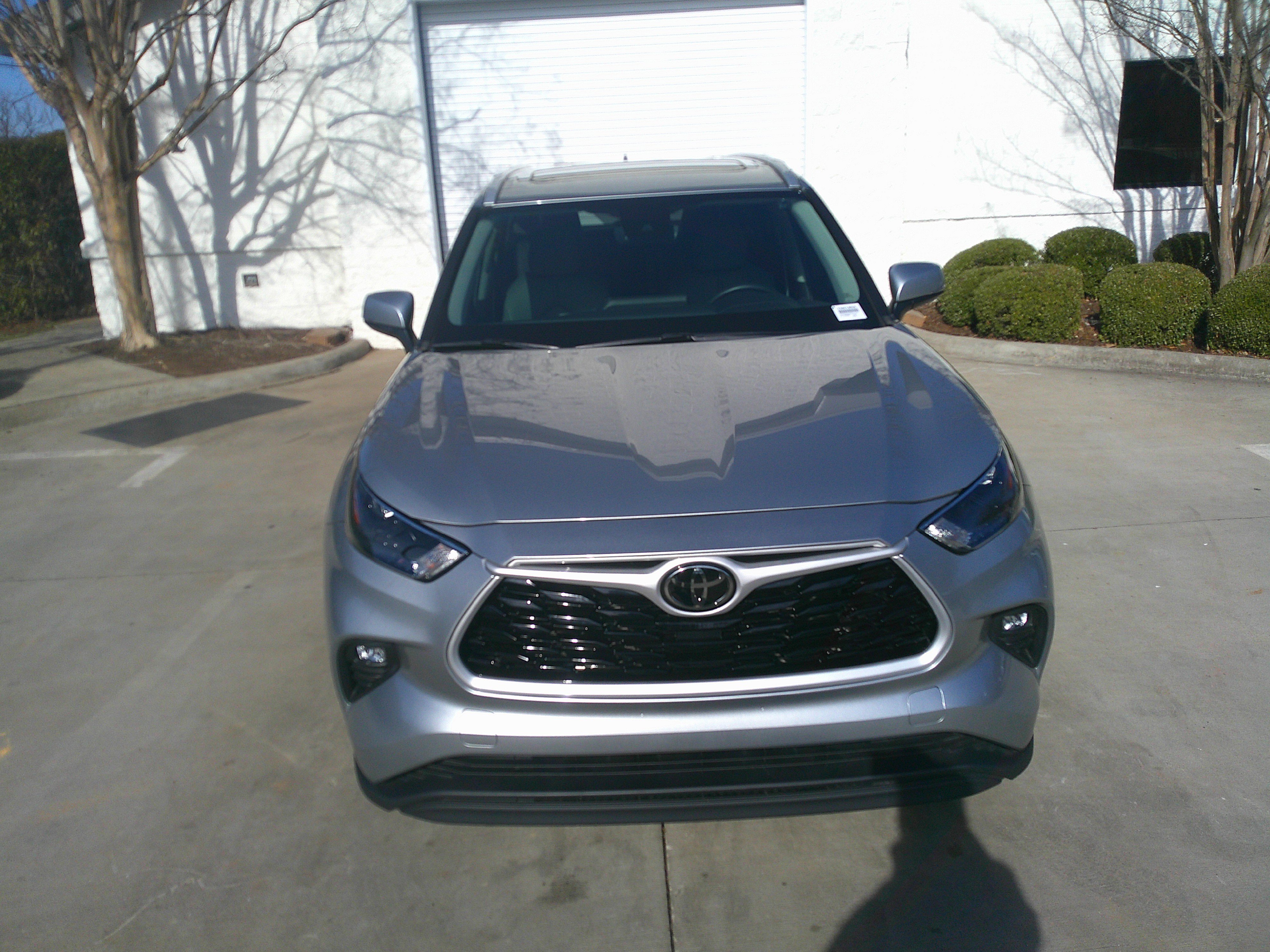 Used 2024 Toyota Highlander XLE image 3