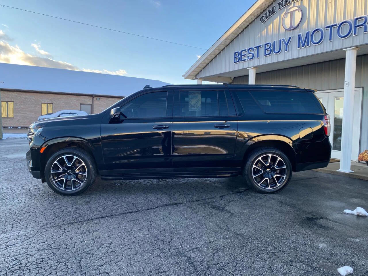 Used 2021 Chevrolet Suburban RST w/ Luxury Package image 4