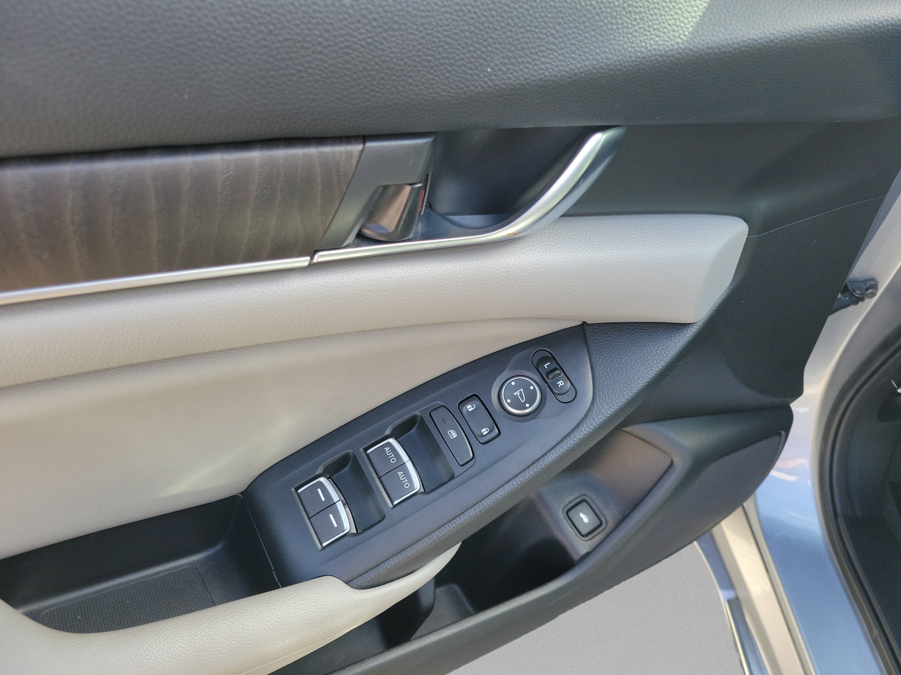 Used 2020 Honda Accord EX image 16