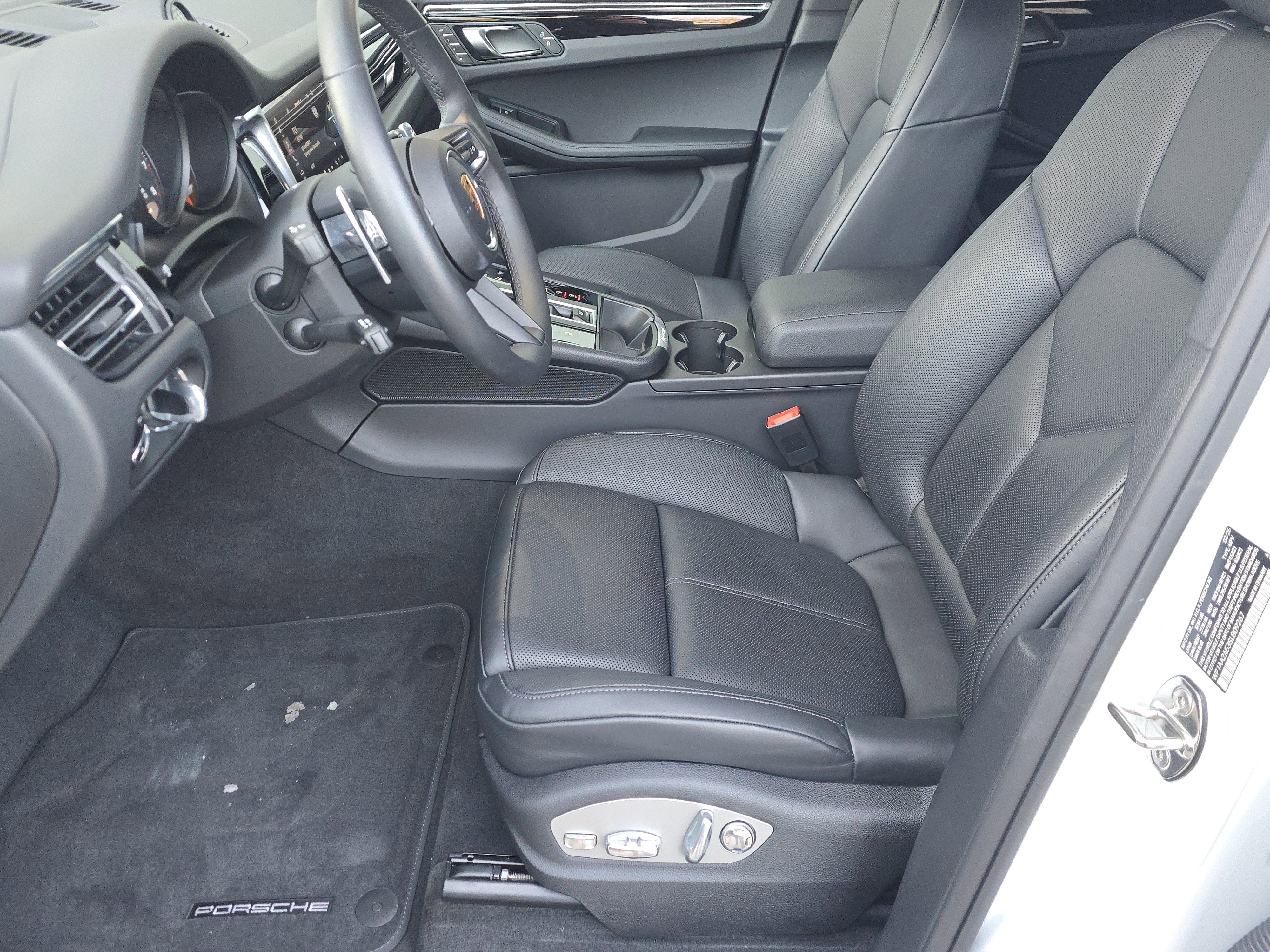 Certified 2025 Porsche Macan image 5