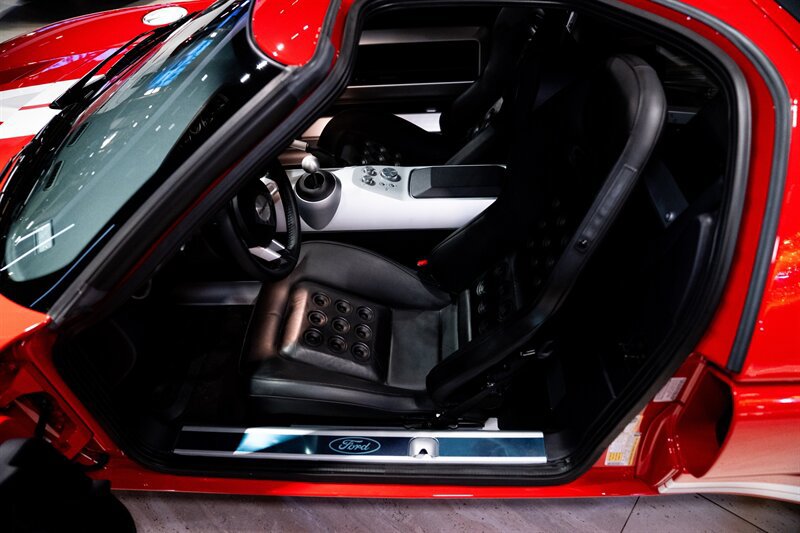 Used 2005 Ford GT RWD image 13