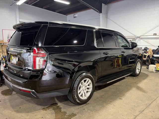Used 2023 Chevrolet Suburban LT image 3