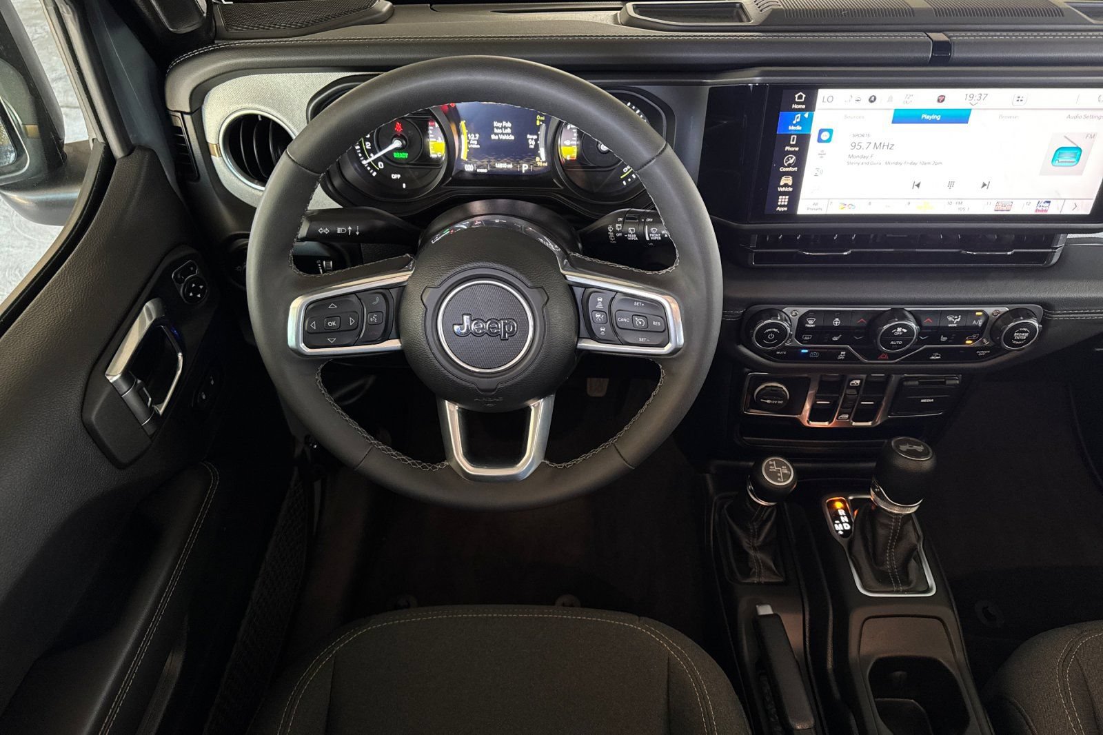 Used 2025 Jeep Wrangler Unlimited Sahara AWD/4WD image 14