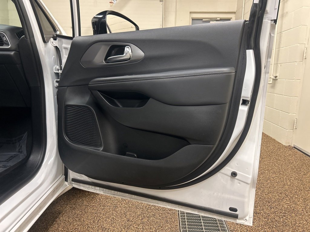 Used 2025 Chrysler Pacifica Select image 18