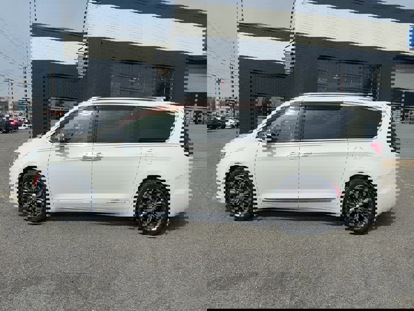 Used 2017 Chrysler Pacifica Limited w/ Tire & Wheel Group image 2