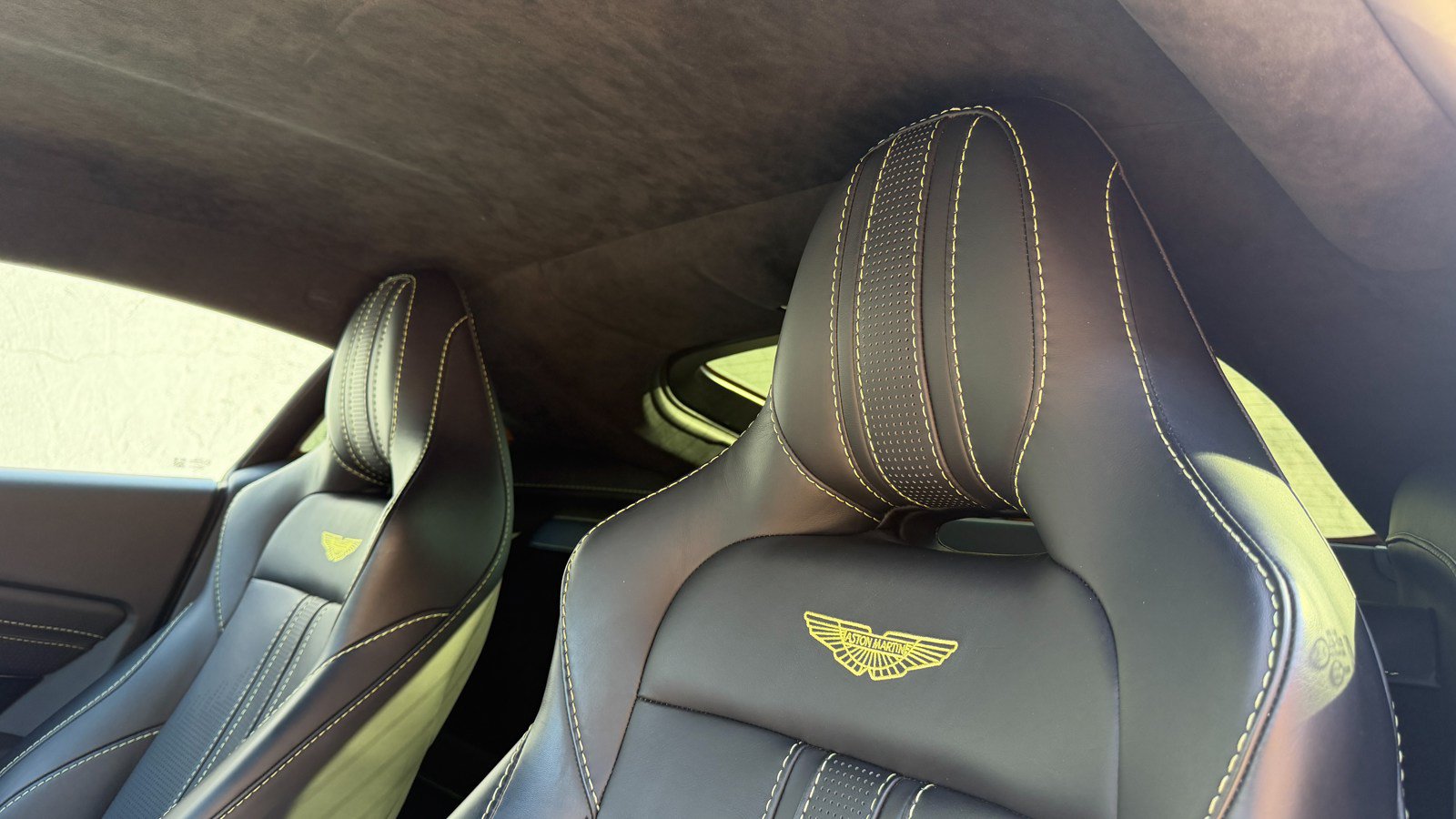 Used 2023 Aston Martin V8 Vantage Coupe RWD image 5