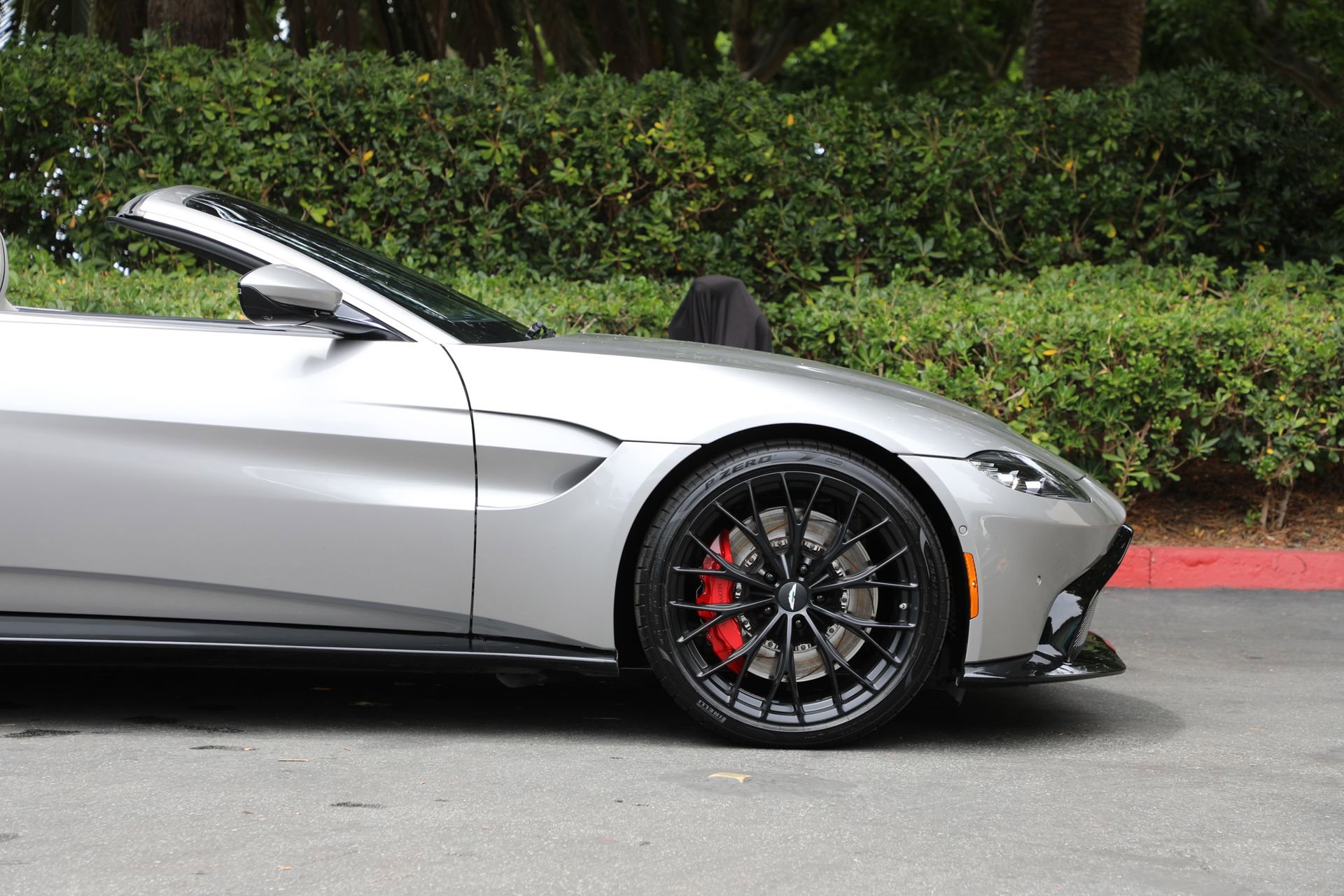 Used 2023 Aston Martin V8 Vantage Roadster RWD image 31