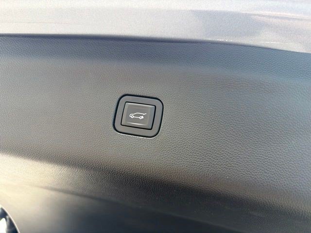 Used 2018 Buick Enclave Essence AWD/4WD image 17