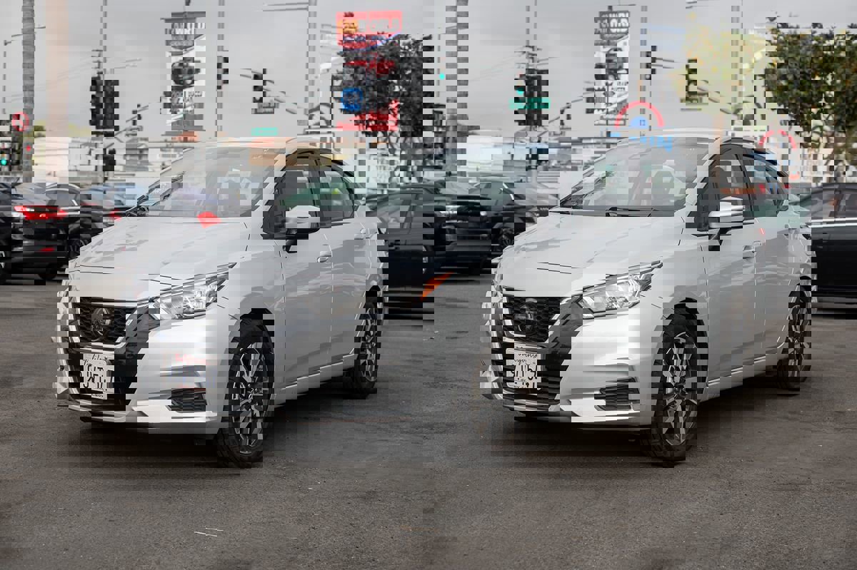 Used 2021 Nissan Versa SV image 3