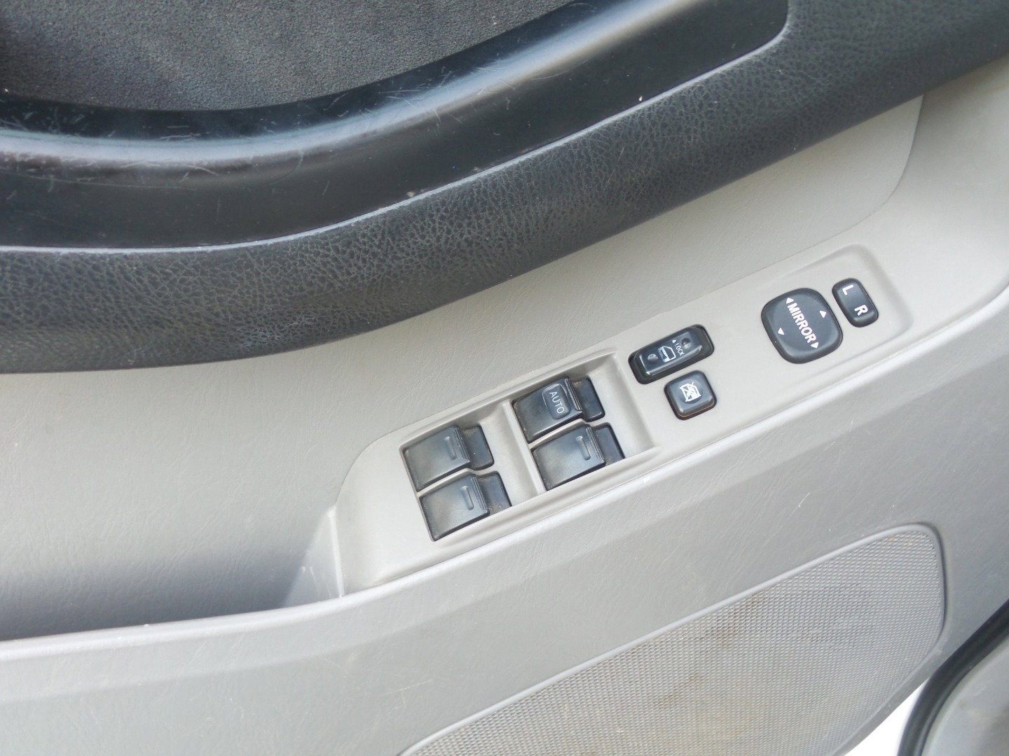 Used 2005 Toyota 4Runner SR5 AWD/4WD image 25