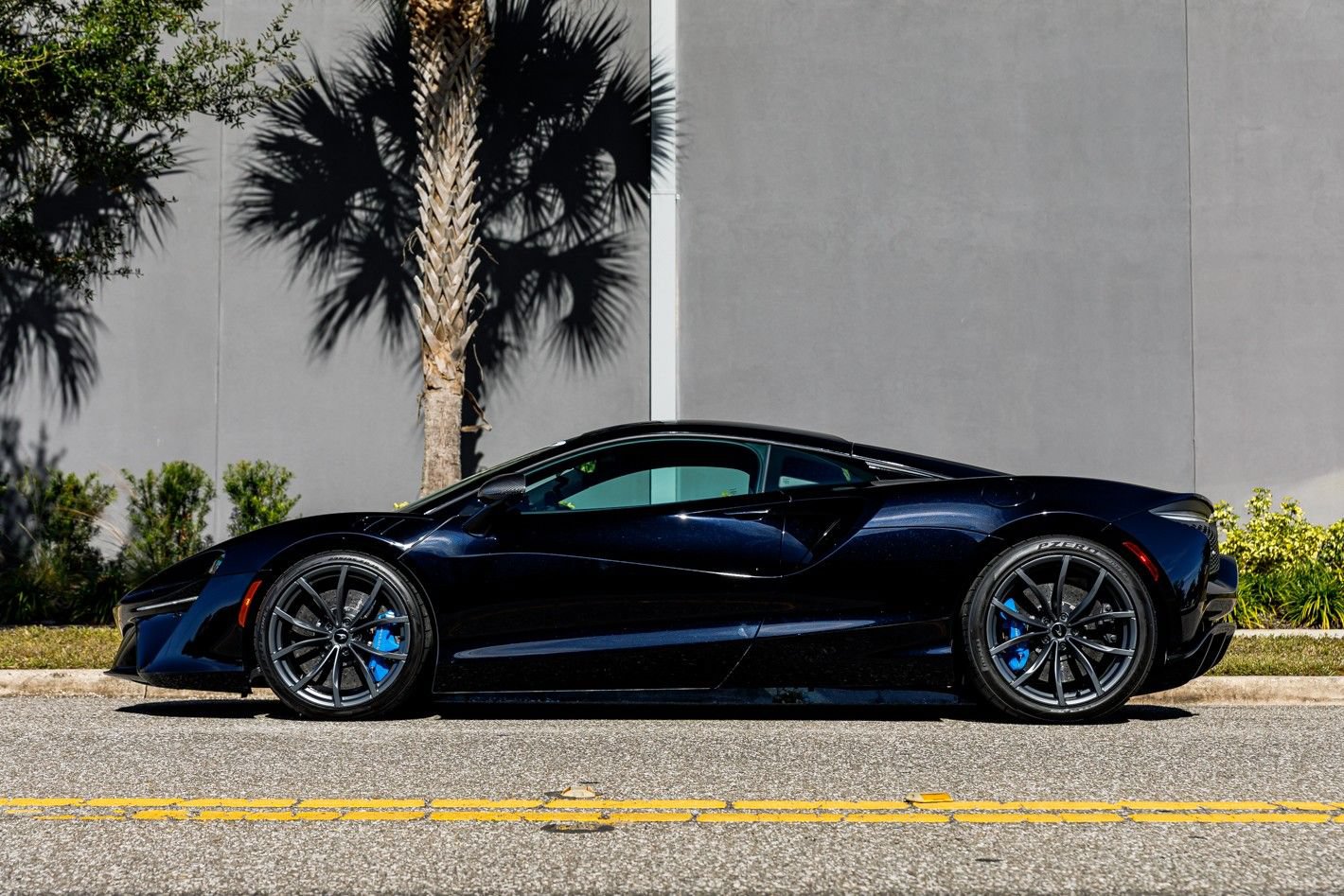 Used 2023 McLaren Artura RWD image 15