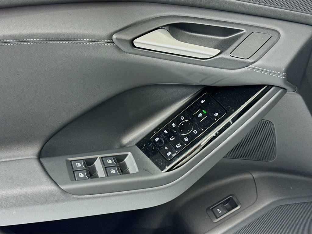 Used 2025 Audi Q6 e-tron Premium image 26