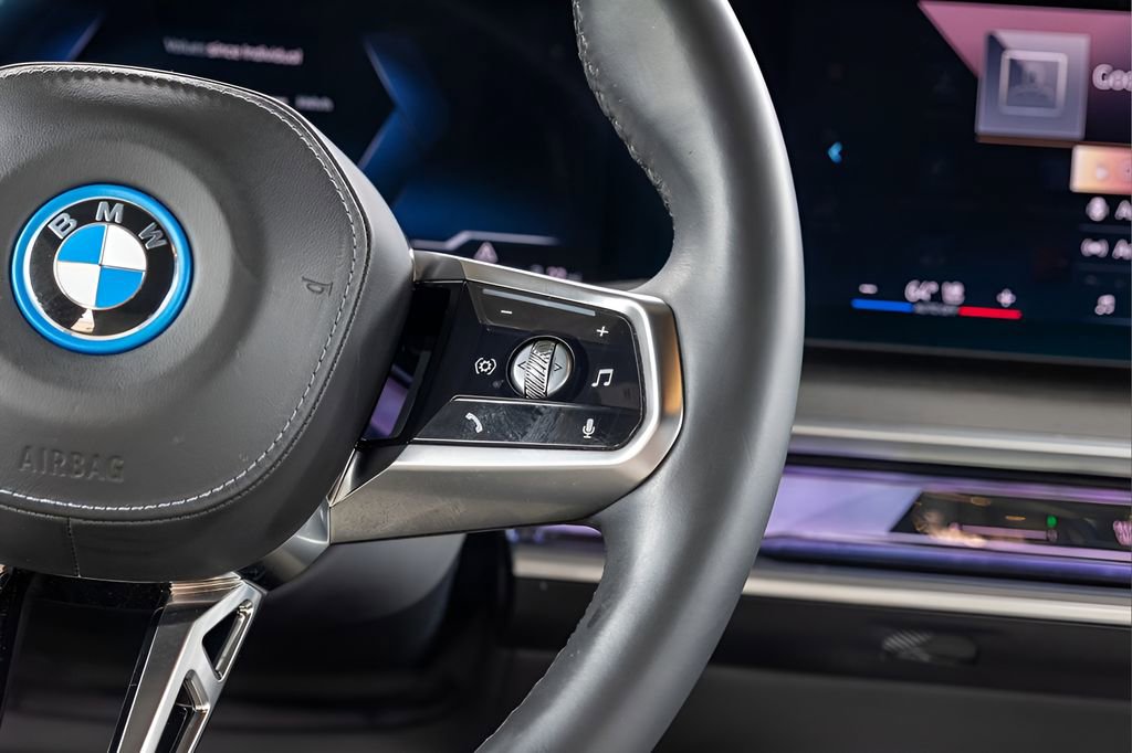 Used 2023 BMW i7 xDrive60 w/ Executive Package 2 AWD/4WD image 28