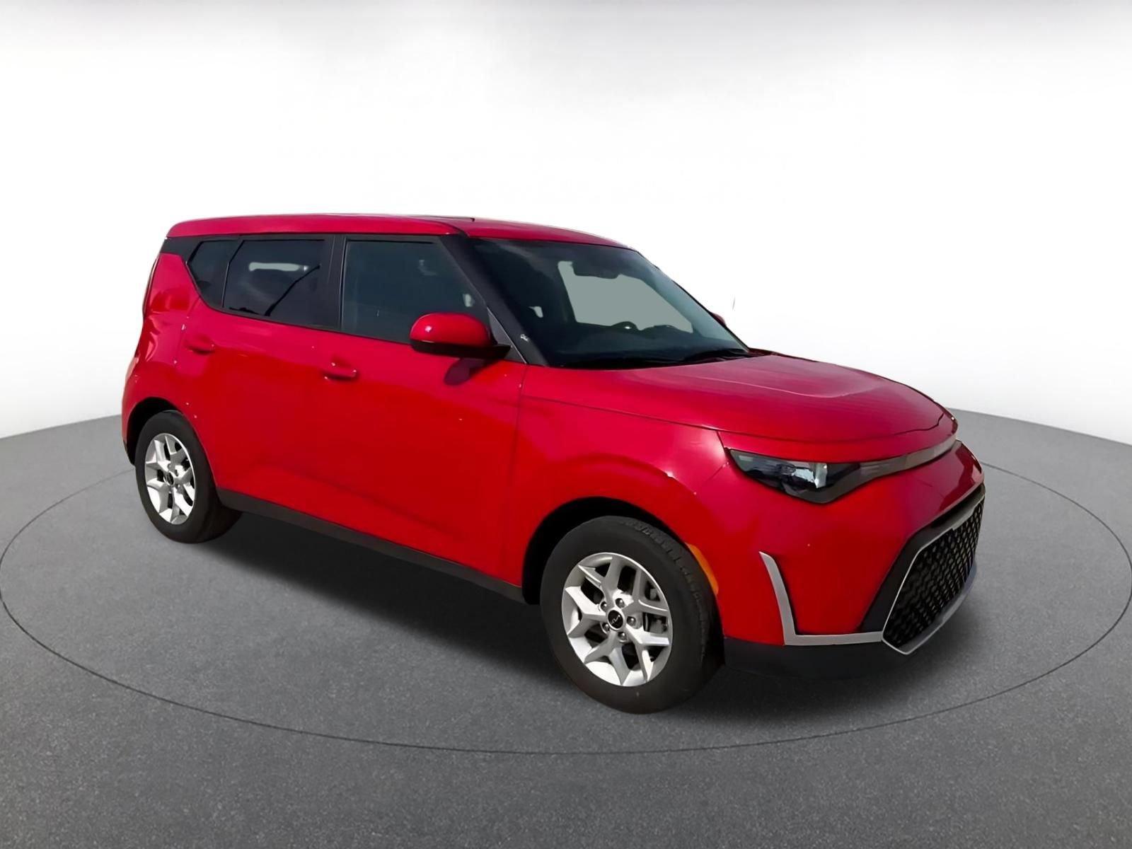 Used 2025 Kia Soul LX w/ LX Technology Package FWD image 2