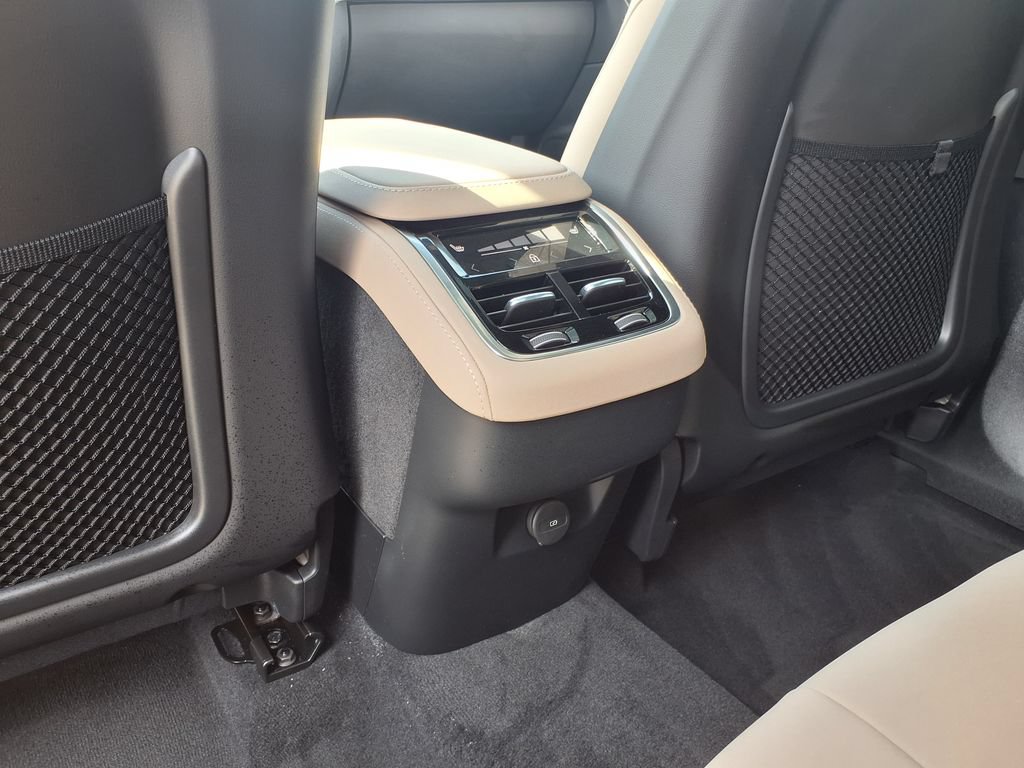 New 2026 Volvo XC90 B5 Plus w/ Protection Package Premier AWD/4WD image 15