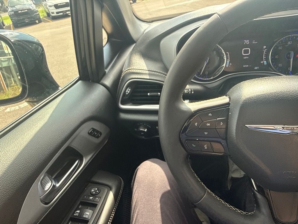 Used 2025 Chrysler Pacifica Limited FWD image 33