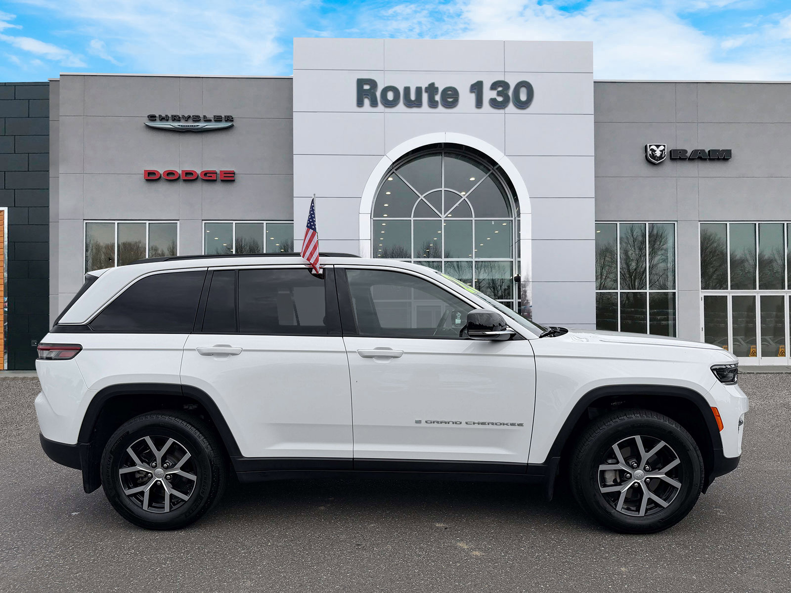 Used 2025 Jeep Grand Cherokee Limited w/ MOPAR Finishing Package AWD/4WD image 3