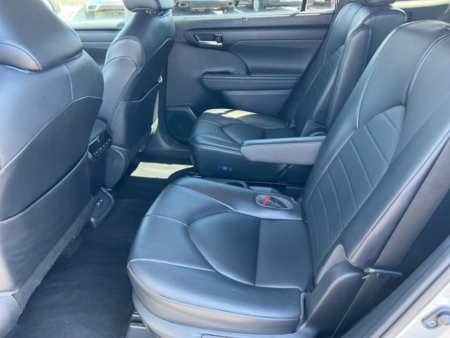 Used 2021 Toyota Highlander XLE AWD/4WD image 38