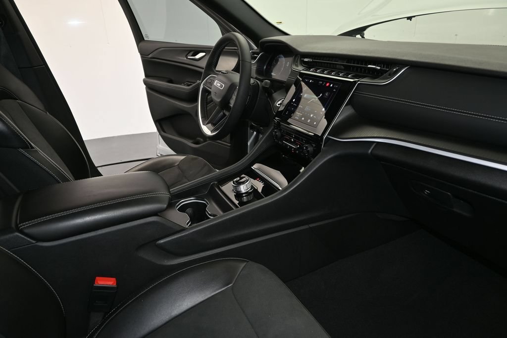 Used 2024 Jeep Grand Cherokee Altitude RWD image 13