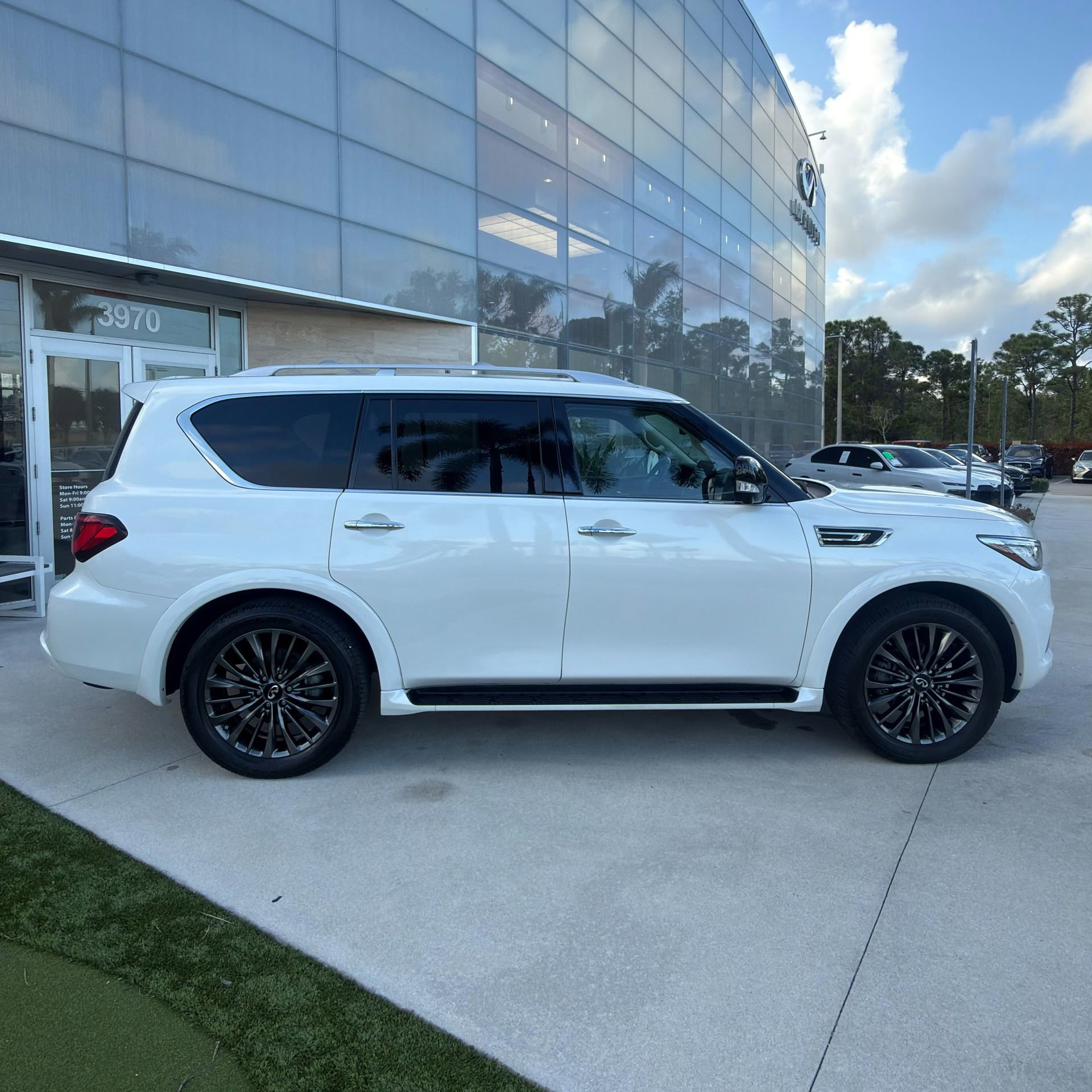 Used 2024 INFINITI QX80 Premium Select w/ Cargo Package image 10