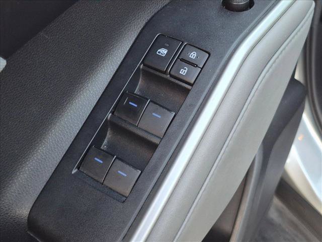 Used 2021 Toyota Highlander LE FWD image 11