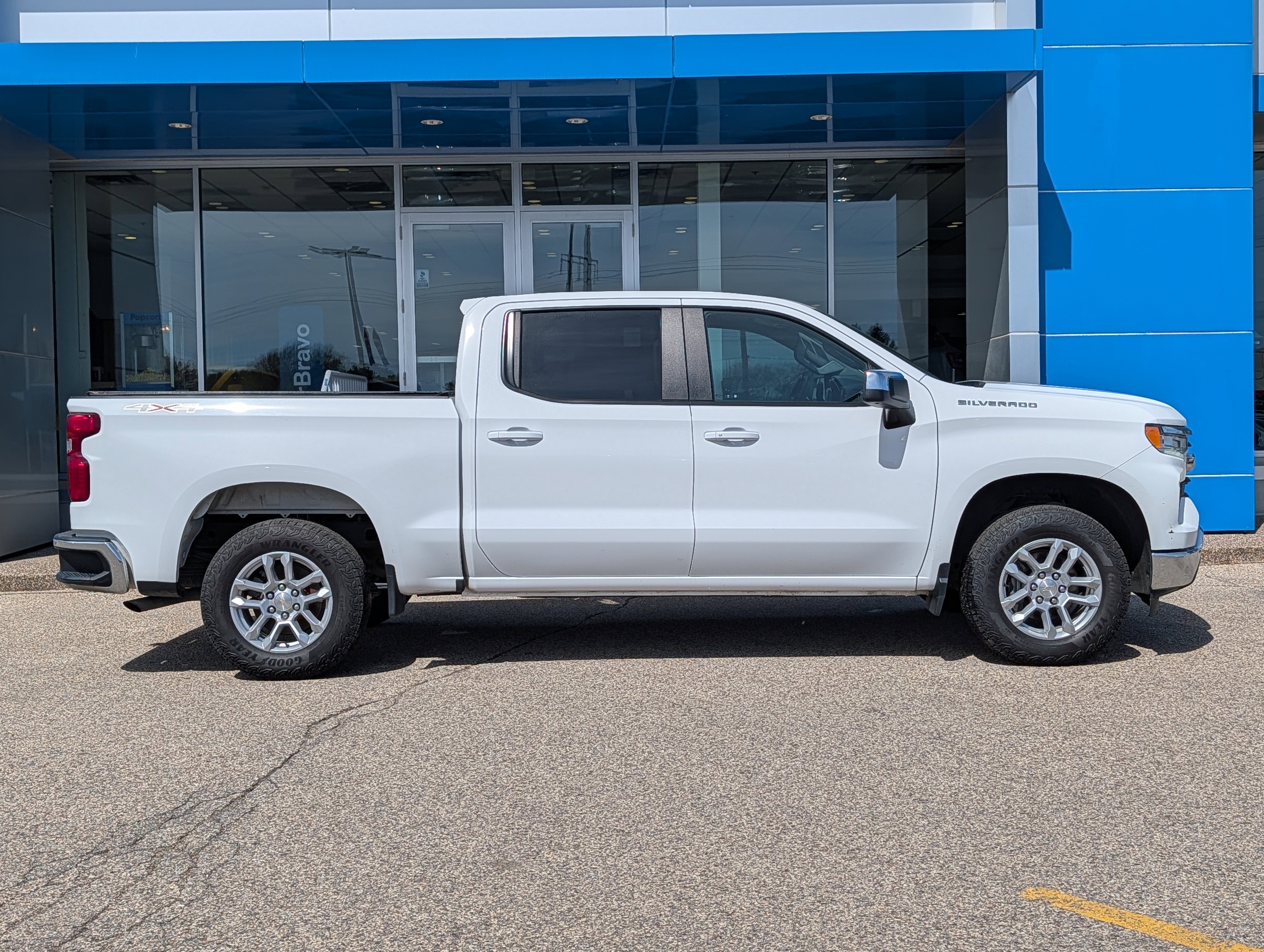 Used 2022 Chevrolet Silverado 1500 LT AWD/4WD image 2