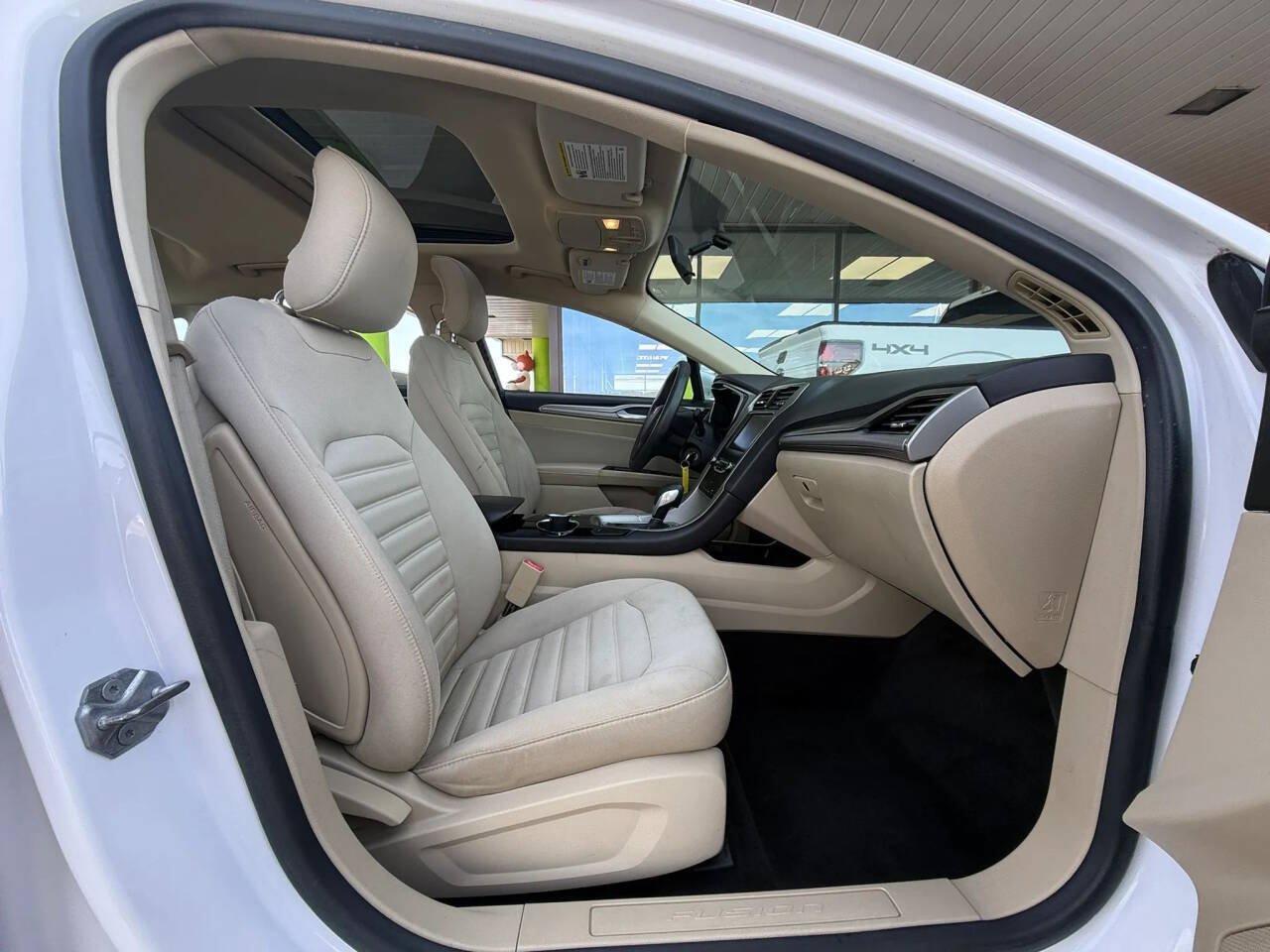 Used 2014 Ford Fusion SE FWD image 8