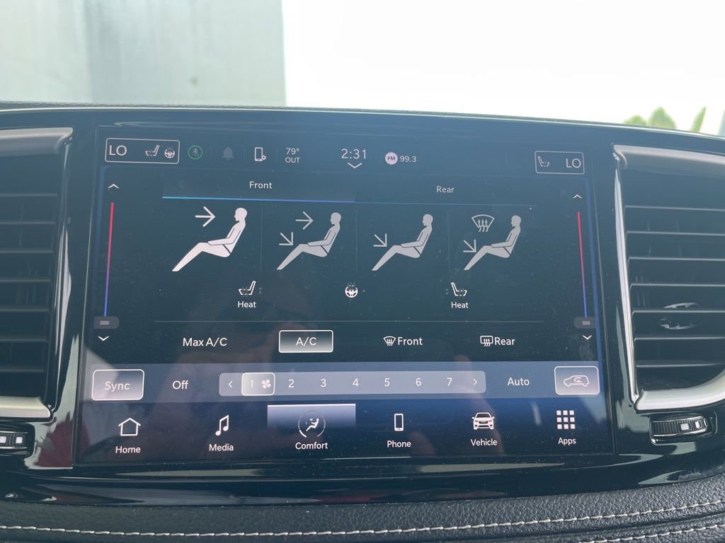 Used 2023 Chrysler Pacifica Touring FWD image 16