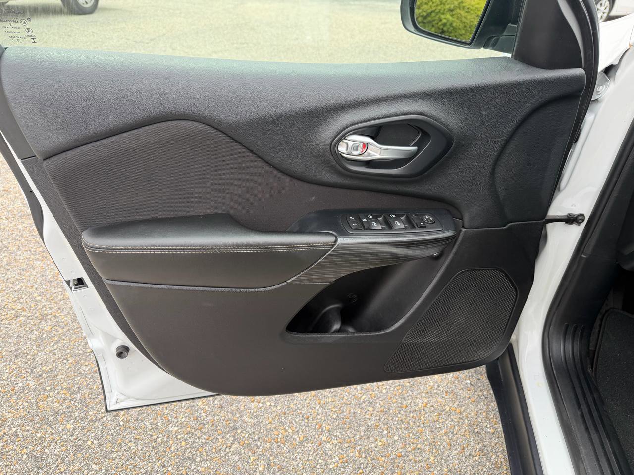 Used 2016 Jeep Cherokee Sport image 22